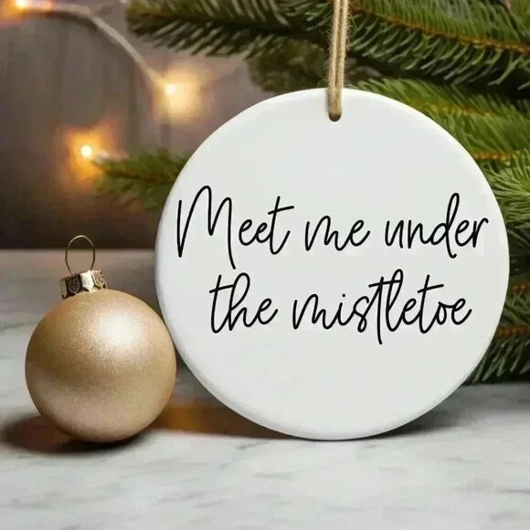 Meet me under the mistletoe NEW Christmas Ornament - Picture 1 of 1